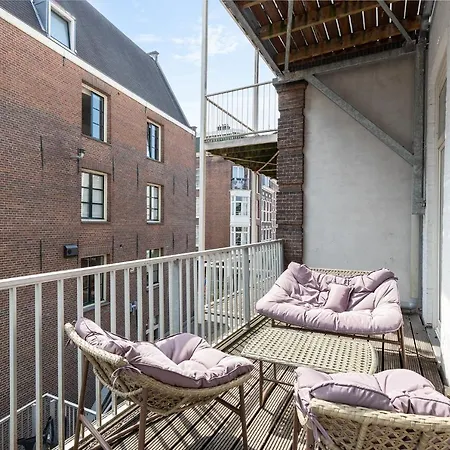 Comfortable Central With Private Balcony