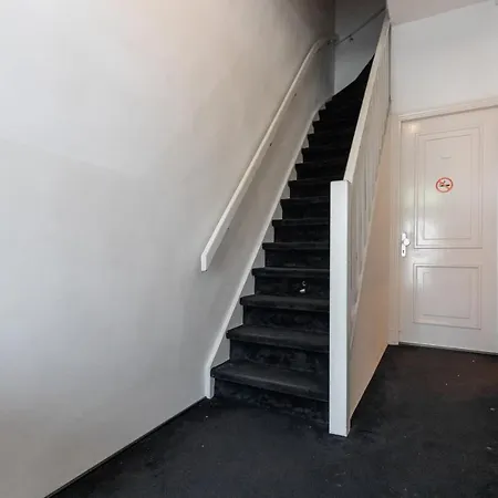 Comfortable Central With Private Balcony *