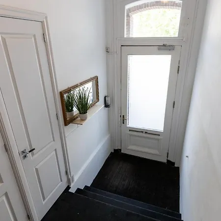 Comfortable Central With Private Balcony